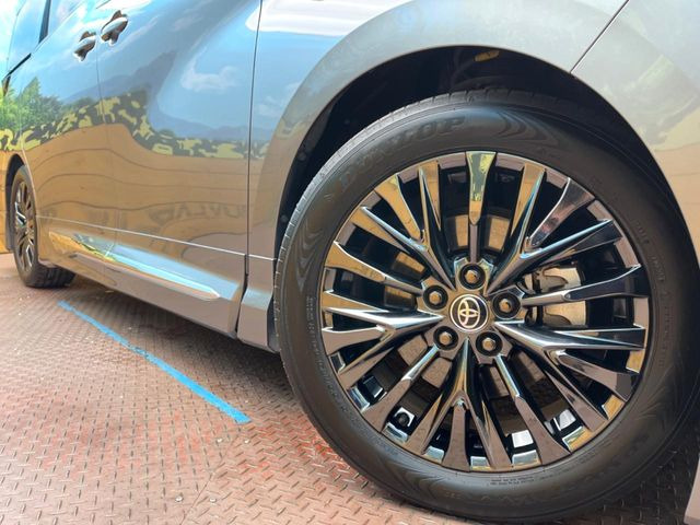 【純正19インチアルミホイール】外観にマッチした純正アルミホイールを装着しております。各種社外アルミホイールや、スタッドレスタイヤも取扱いしております。是非ご相談ください♪