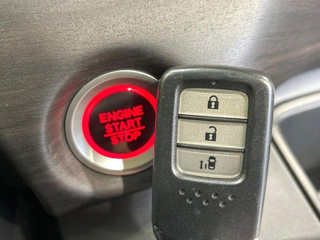 �yHonda�X�}�[�g�L�[�z�J�o����|�P�b�g�ɓ��ꂽ�܂܂ł��h�A�̎{���E�������\�ȃX�}�[�g�L�[�𑕔��B�G���W���̃I���E�I�t�����J�M�����o���K�v����������Ƃ��Ă��֗��ł���