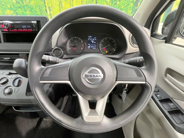 �C���e���A�ɍ��킹���f�U�C���̃X�e�A�����O�́A�^�]�������̂��Ƃ��l���A�^�]���₷���`��A�傫���ł��B�����x�A���ۂɐG���Ă��m���߂��������B