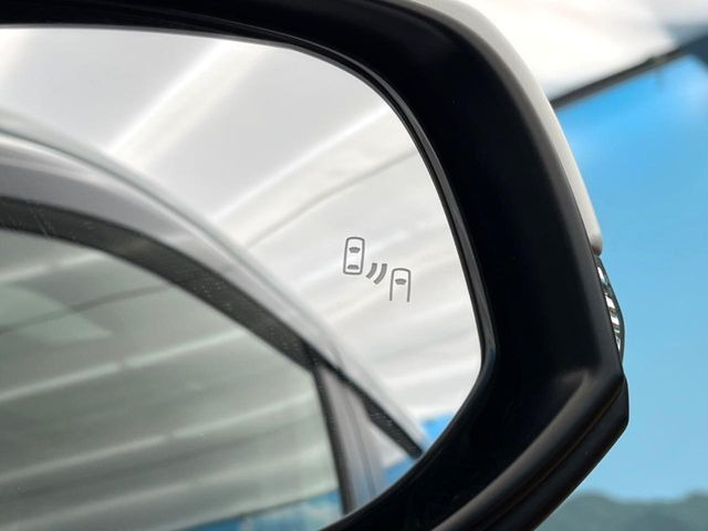 【ブラインドスポットモニター】走行中、ドアミラーの死角になりやすい箇所に後続車が接近するとサイドミラーのレンズに警告を表示!ドライバーに注意喚起をしてくれます。