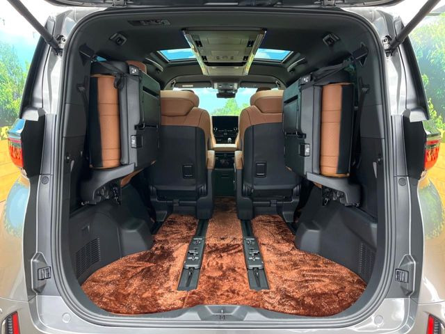後席を格納すると、これだけの広さが!シーンに合わせたシートアレンジで、大きな荷物も積むことが出来ます♪