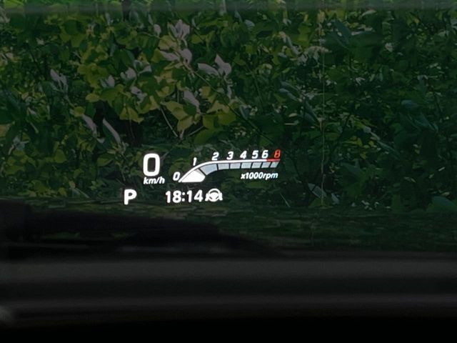 【ヘッドアップディスプレイ】現在の速度や走行情報をデジタル表示で運転席前方のガラスに投影!運転中、目線をずらさず必要な情報を確認できるのでとっても便利で安心!