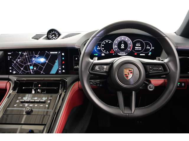 �X�|�[�c�N���m�ƘA�������X�e�A�����O����́A�h���C�o�[�̑���ɑ����B�e��X�C�b�`�ނ��茳�ɏW�񂳂�A���s�ɏW���ł���h���C�o�[�Y�R�b�N�s�b�g�������B