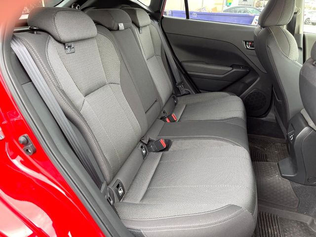 広々とした2列目シートは居住性が高く、居心地も快適!友達や家族とのお出かけにぴったりです。ベビーシートやチャイルドシート使用時も快適にお過ごしいただける十分な空間を確保しています。