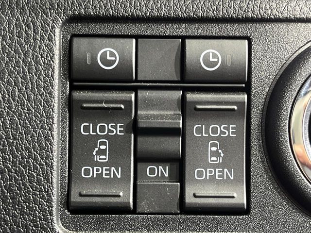 【両側パワースライドドア】スマートキーや運転席のスイッチで後席両側スライドドアの開閉が可能♪電動だから力を入れてドアを開ける必要が無く、小さなお子様でも簡単に開け閉めでき快適です♪