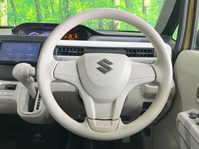 �C���e���A�ɍ��킹���f�U�C���̃X�e�A�����O�́A�^�]�������̂��Ƃ��l���A�^�]���₷���`��A�傫���ł��B�����x�A���ۂɐG���Ă��m���߂��������B