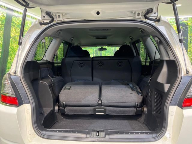 ���i�̂���������ʋ΁A���}���ɏ\���ȉ׎��X�y�[�X���m�ۂ��Ă���܂��B�Z�J���h�V�[�g��|���ƁA�傫�ȉו��̐ύڂ��\�ł���