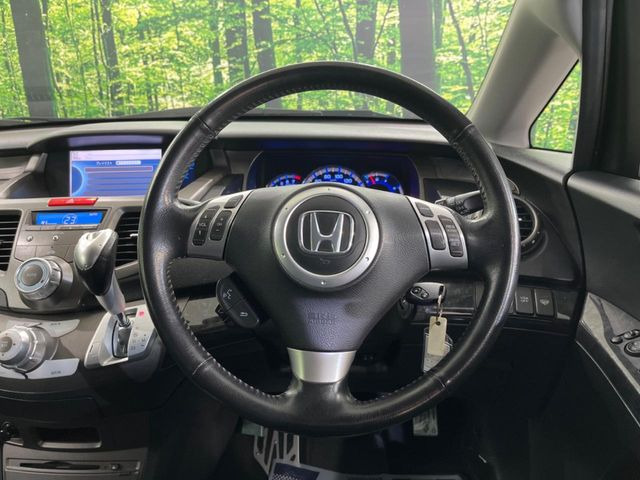 �C���e���A�ɍ��킹���f�U�C���̃X�e�A�����O�́A�^�]�������̂��Ƃ��l���A�^�]���₷���`��A�傫���ł��B�����x�A���ۂɐG���Ă��m���߂��������B