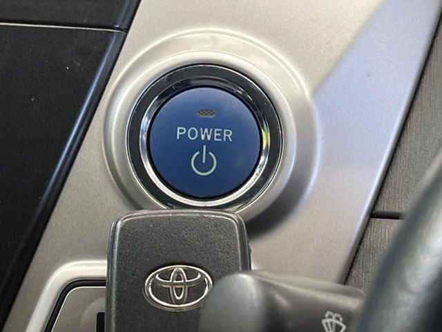 【スマートキー】カバンやポケットに入れたままでもドアの施錠・解錠が可能なスマートキーを装備。エンジンのオン・オフ時もカギを取り出す必要が無いからとっても便利です♪