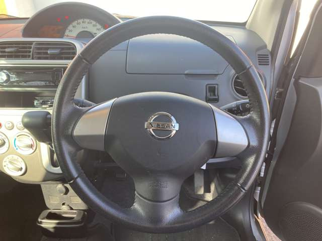 �C���e���A�ɍ��킹���f�U�C���̃X�e�A�����O�́A����₷���^�]���₷���`��A�傫���ł��B�l���͂��邩�Ǝv���܂��̂Ő����x�A���ۂɐG���Ă��m���߂���������