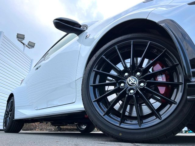 �y����18�C���`�A���~�z�C�[���z�O�ςɃ}�b�`���������A���~�z�C�[���𑕒����Ă���܂��B�e��ЊO�A���~�z�C�[����A�X�^�b�h���X�^�C�����戵�����Ă���܂��B���񂲑��k����������