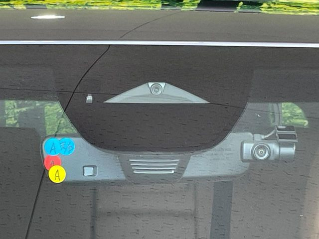 �yi-ACTIVESENSE�z���s���ɑO���̎ԗ�����F�����A�Փ˂������Ȏ��͌x��ƃu���[�L�ŏՓˉ���Ɣ�Q�y�����A�V�X�g�B�����S�Ƀh���C�u�����y���݂��������܂��B