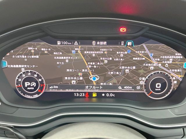 ���o�[�`�����R�b�N�s�b�g:�S�̂��t���p�l���ƂȂ��Ă����i�I�ȃ��[�^�[�p�l���B�ʏ�̃X�s�[�h���[�^�[�Ƃ��Ă̋@�\�͂������A�i�r�E�I�[�f�B�I�@�\�̊m�F�E������ł��A�^�]�ɏW�����₷���Ȃ��Ă���܂��B