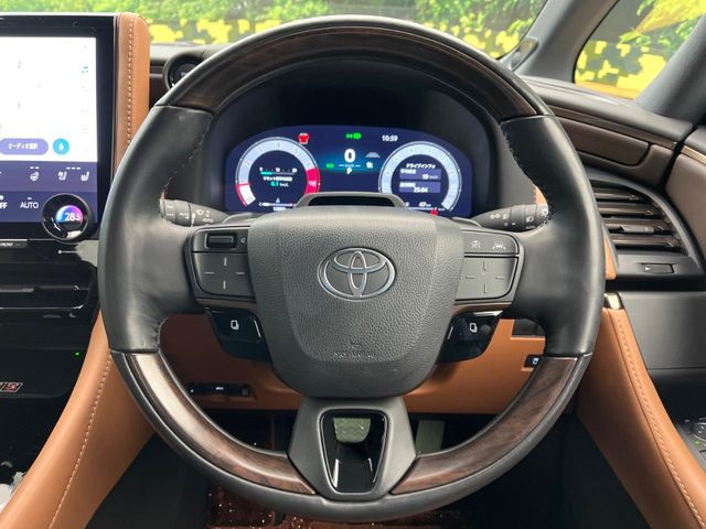 【ウッドコンビステアリング】高級感ある木目調パーツを採用した手に良く馴染むコンビハンドル。運転席廻りの雰囲気も一気に豪華になります!