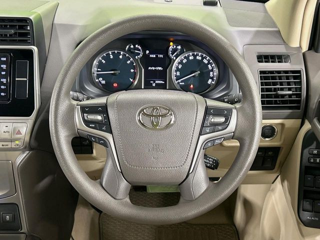 ステアリングも使用感が少なく、きれいな状態となっております♪