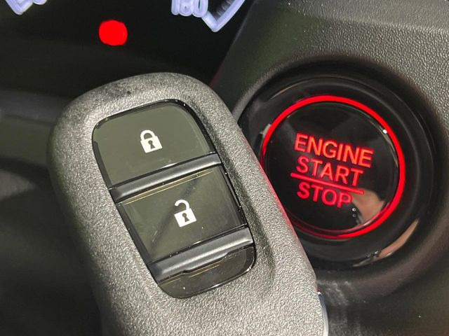 �yHonda�X�}�[�g�L�[�z�J�o����|�P�b�g�ɓ��ꂽ�܂܂ł��h�A�̎{���E�������\�ȃX�}�[�g�L�[�𑕔��B�G���W���̃I���E�I�t�����J�M�����o���K�v����������Ƃ��Ă��֗��ł���