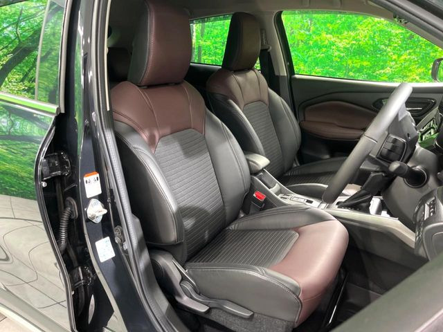 【ハーフレザーシート】高級感と座り心地を両立した人気のシート♪背面・座面のファブリック素材は、通気性の良さや滑りにくさに優れています。気温や服装に左右されず快適にお乗りいただけます。