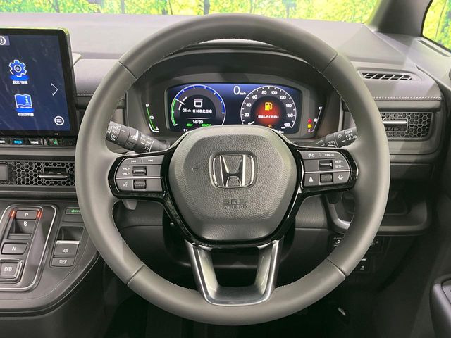 �C���e���A�ɍ��킹���f�U�C���̃X�e�A�����O�́A�^�]�������̂��Ƃ��l���A�^�]���₷���`��A�傫���ł��B�����x�A���ۂɐG���Ă��m���߂��������B