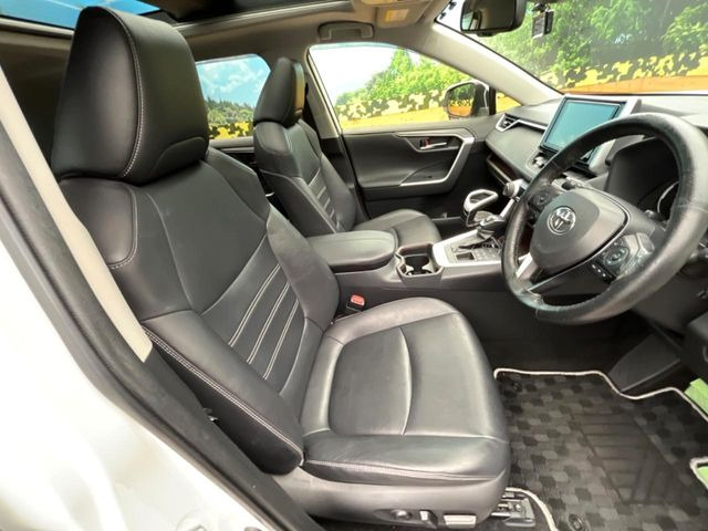 運転席シート廻りは使用感も少なく、良好な状態となっています。丁寧に使われていたことがよくわかりますね。