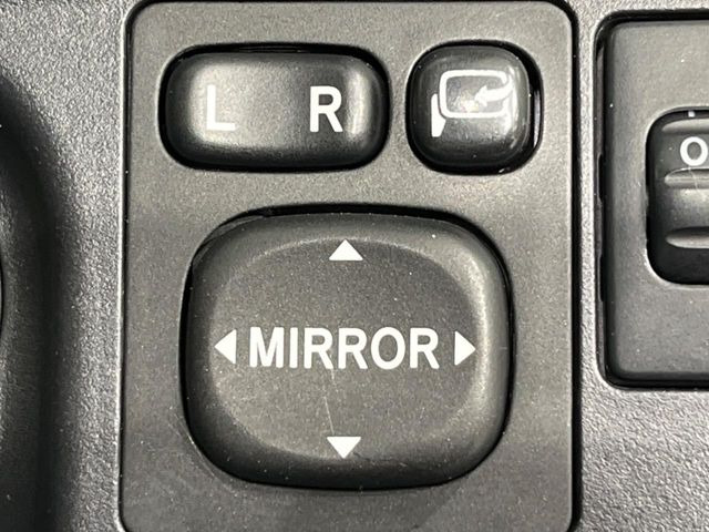 �y�d���i�[�~���[�z�T�C�h�~���[�͓d���i�[���ƂȂ��Ă���A�������ԏ�ł��L�Y�������X�N��}�����܂��B