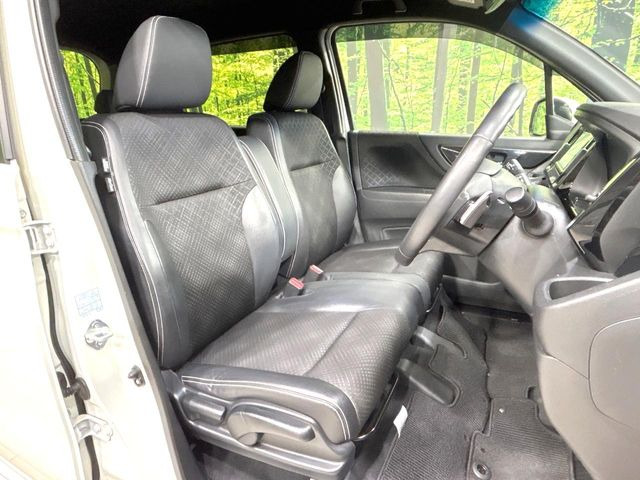 【合皮レザーシート】汚れのふき取りが容易でメンテナンスもが簡単な、機能性に優れる合成皮革を採用した上質なシートです。座り心地もよく、高級感あふれる心地良い車内空間を演出してくれます。