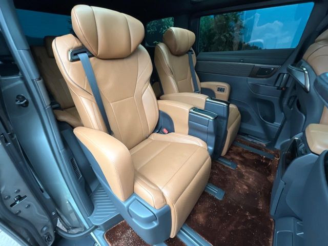 後部座席も気になるようなキズ・汚れやへたり等、大きなダメージはなく、良好な状態です。