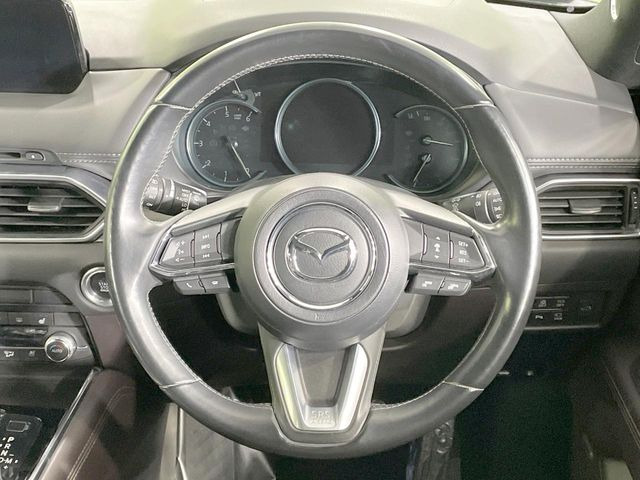 �C���e���A�ɍ��킹���f�U�C���̃X�e�A�����O�́A�^�]�������̂��Ƃ��l���A�^�]���₷���`��A�傫���ł��B�����x�A���ۂɐG���Ă��m���߂��������B