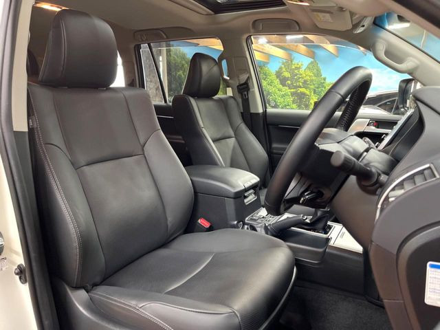 運転席シート廻りは使用感も少なく、良好な状態となっています。丁寧に使われていたことがよくわかりますね。