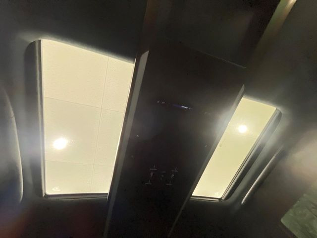 【左右独立ムーンルーフ】2列目左右席にそれぞれ配置されたガラスルーフ!日差しに合わせて片側だけシェードを閉めることも可能です!