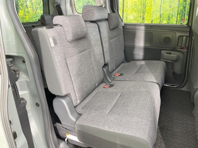 後部座席も気になるようなキズ・汚れやへたり等、大きなダメージはなく、良好な状態です。