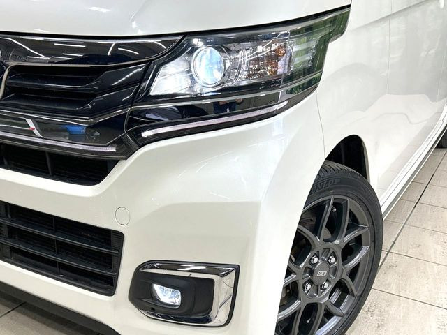 【HIDヘッドライト】非常に明るく前方を照らしてくれるので、悪天候や夜間の走行時も視界良好で安心してお乗りいただけます。