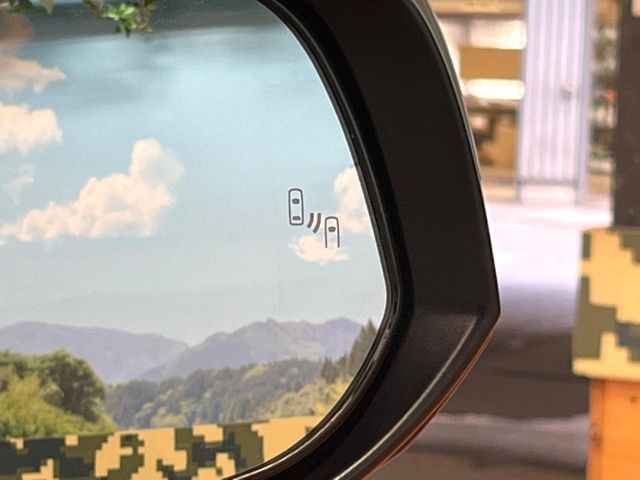 【ブラインドスポットモニター】走行中、ドアミラーの死角になりやすい箇所に後続車が接近するとサイドミラーのレンズに警告を表示!ドライバーに注意喚起をしてくれます。