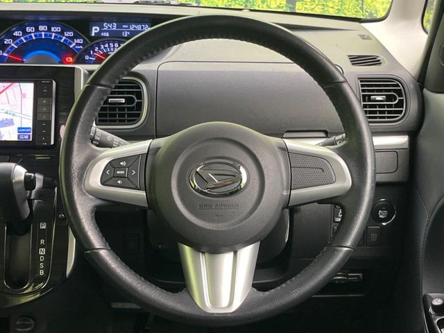 �C���e���A�ɍ��킹���f�U�C���̃X�e�A�����O�́A�^�]�������̂��Ƃ��l���A�^�]���₷���`��A�傫���ł��B�����x�A���ۂɐG���Ă��m���߂��������B