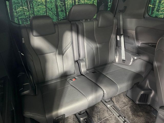 3列目シートはもちろん状態良好☆大人でもゆったりと座って頂けますので、大人数でのお出かけもラクラクです♪ご家族で、気の知れた仲間で、ドライブに行くのが楽しみですね♪