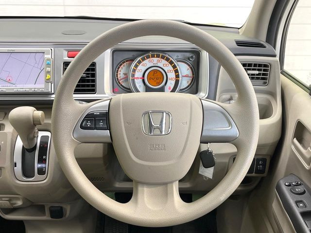 �C���e���A�ɍ��킹���f�U�C���̃X�e�A�����O�́A�^�]�������̂��Ƃ��l���A�^�]���₷���`��A�傫���ł��B�����x�A���ۂɐG���Ă��m���߂��������B