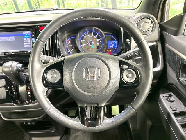 【純正革巻きステアリング】上質な革を使用することで、手にしっかり馴染みとても運転しやすいハンドルです♪