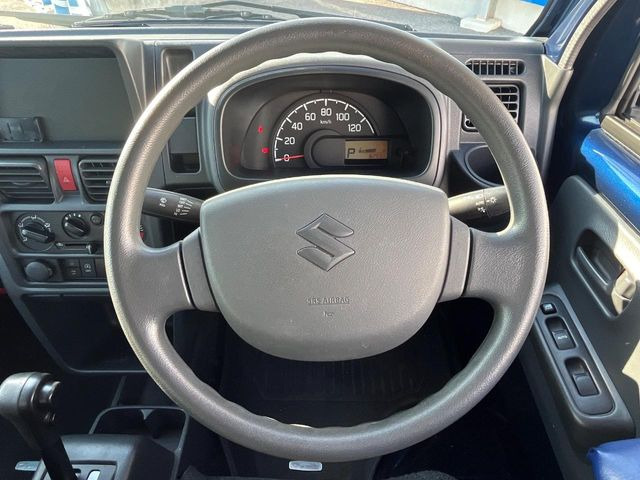 �C���e���A�ɍ��킹���f�U�C���̃X�e�A�����O�́A�^�]�������̂��Ƃ��l���A�^�]���₷���`��A�傫���ł��B�����x�A���ۂɐG���Ă��m���߂��������B