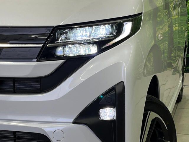 【LEDヘッドライト】悪天候や夜間走行時も良好な視界を確保し安心して運転できる高輝度LEDヘッドライトを装備!点灯速度が早く、消費電力も抑えられています。