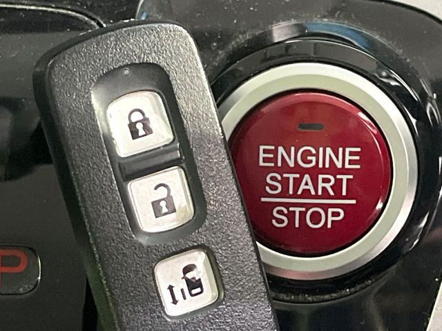 �yHonda�X�}�[�g�L�[�z�J�o����|�P�b�g�ɓ��ꂽ�܂܂ł��h�A�̎{���E�������\�ȃX�}�[�g�L�[�𑕔��B�G���W���̃I���E�I�t�����J�M�����o���K�v����������Ƃ��Ă��֗��ł���