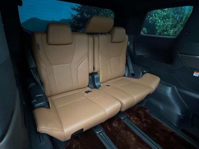 3列目シートはもちろん状態良好☆大人でもゆったりと座って頂けますので、大人数でのお出かけもラクラクです♪ご家族で、気の知れた仲間で、ドライブに行くのが楽しみですね♪