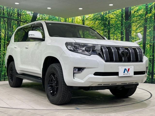 高透明度のガラス皮膜で撥水はもちろん、上質なツヤ・光沢を実現。紫外線や酸性雨から大切な愛車を保護し、色あせ・劣化を防止。「弾スプラッシュコート」、「弾プリミッサコート」からお選びいただけます。