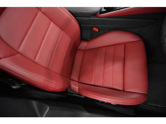 �{���h�[���b�h&times;�u���b�N�̏㎿�C���e���A�����́B�x���`���[�V�����t��14way�V�[�g�Œ������ړ������s���f���ł��B