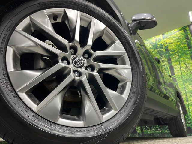 【純正19インチアルミホイール】外観にマッチした純正アルミホイールを装着しております。各種社外アルミホイールや、スタッドレスタイヤも取扱いしております。是非ご相談ください♪