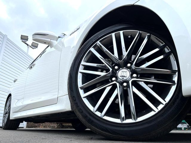 �y�����I�v�V����18�C���`�X�p�b�^�����O�A���~�z�C�[���z�����I�v�V�����z�C�[���𑕒��B���s���\�̌���ɉ����A�O�ς����X�^�C���b�V���ɂȂ��Ă��܂��B