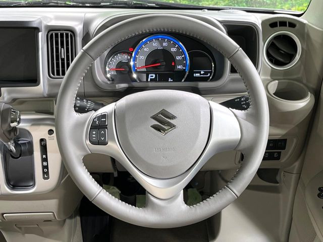 �C���e���A�ɍ��킹���f�U�C���̃X�e�A�����O�́A�^�]�������̂��Ƃ��l���A�^�]���₷���`��A�傫���ł��B�����x�A���ۂɐG���Ă��m���߂��������B