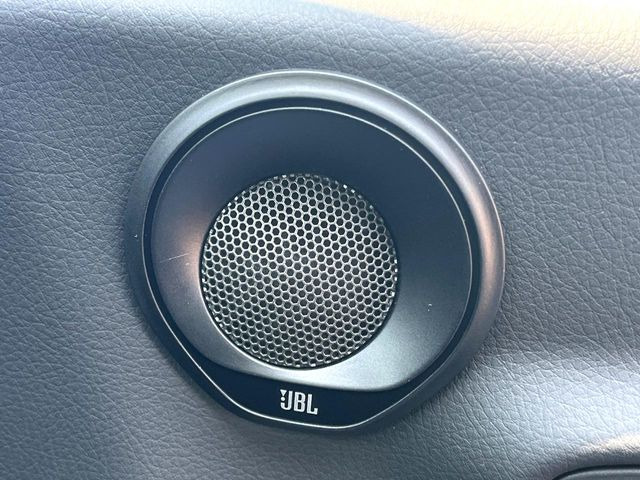 �yJBL�T�E���h�V�X�e���z���[�J�[�I�v�V�����̍��i�ʃT�E���h�V�X�e���𓋍ځB��p�̃`���[�j���O���{���ꂽ�召�l�X�ȃX�s�[�J�[����ǎ��ȃT�E���h���t�ł��A�Տꊴ���ӂ�鉹����Ԃ����o���܂��B