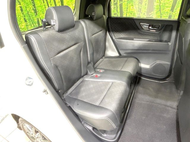 後部座席も気になるようなキズ・汚れやへたり等、大きなダメージはなく、良好な状態です。