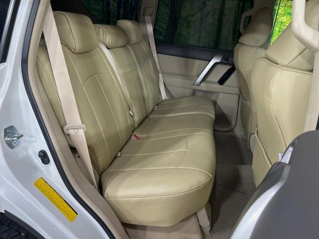 後部座席も気になるようなキズ・汚れやへたり等、大きなダメージはなく、良好な状態です。