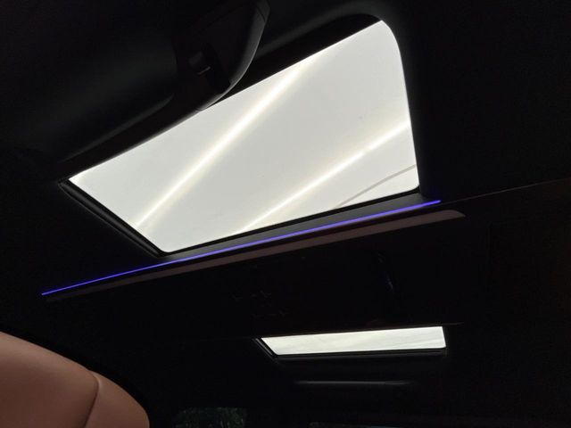 【左右独立ムーンルーフ】2列目左右席にそれぞれ配置されたガラスルーフ!日差しに合わせて片側だけシェードを閉めることも可能です!