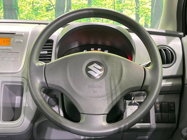 �C���e���A�ɍ��킹���f�U�C���̃X�e�A�����O�́A�^�]�������̂��Ƃ��l���A�^�]���₷���`��A�傫���ł��B�����x�A���ۂɐG���Ă��m���߂��������B